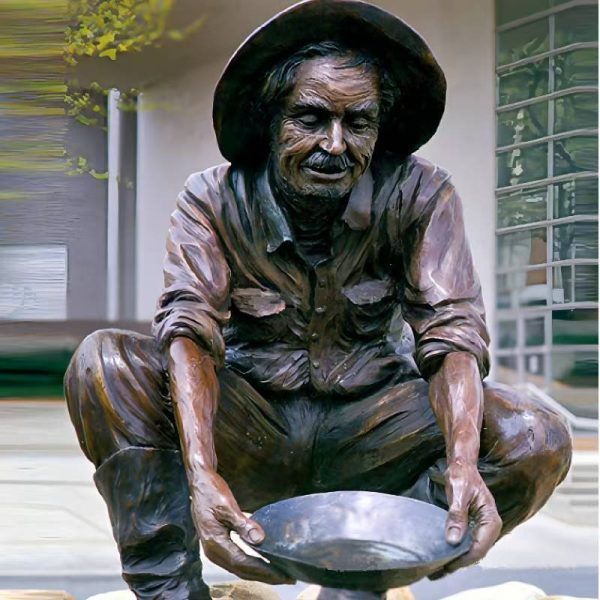 Bronze statue of an old man squatting and pouring water on the street 1