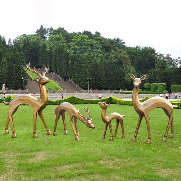 Outdoor Park Grass Fiberglass Sculpture Deer