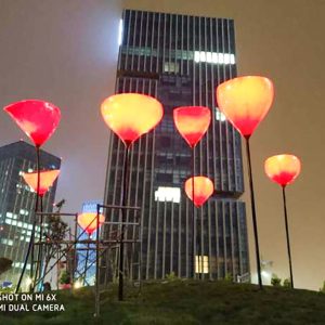 Luminous fiberglass flower large sculptures are suitable for outdoor decoration