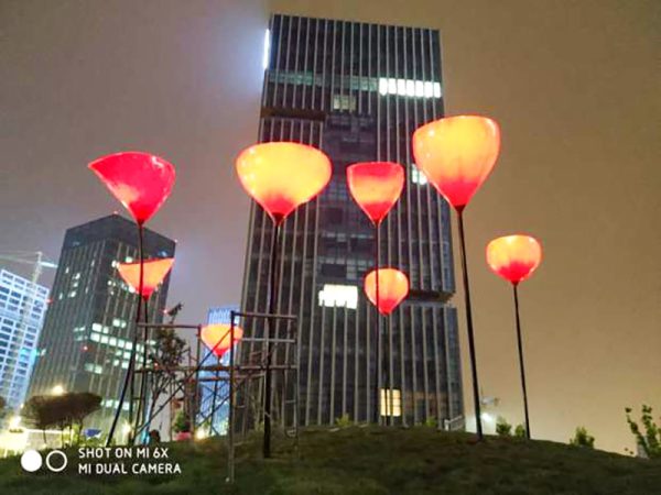 Luminous fiberglass flower large sculptures are suitable for outdoor decoration