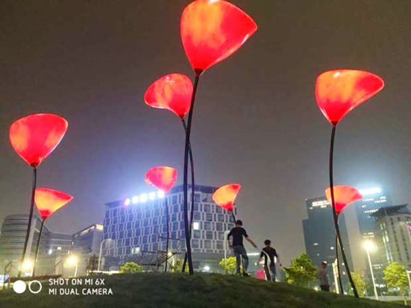 Luminous fiberglass flower large sculptures are suitable for outdoor decoration