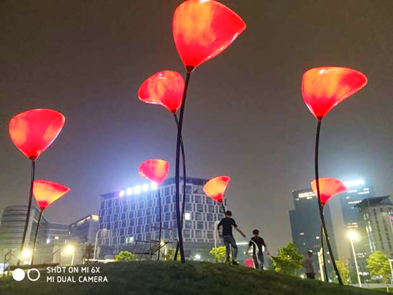 Luminous fiberglass flower large sculptures are suitable for outdoor decoration