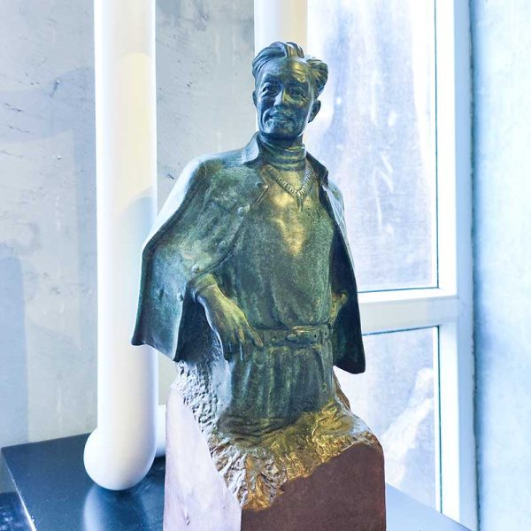 Modern historical figure bronze sculpture is suitable for museums or office decorations