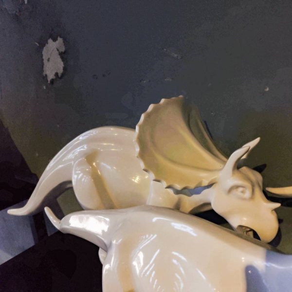 Dinosaur sculptures can be customized fiberglass sculptures