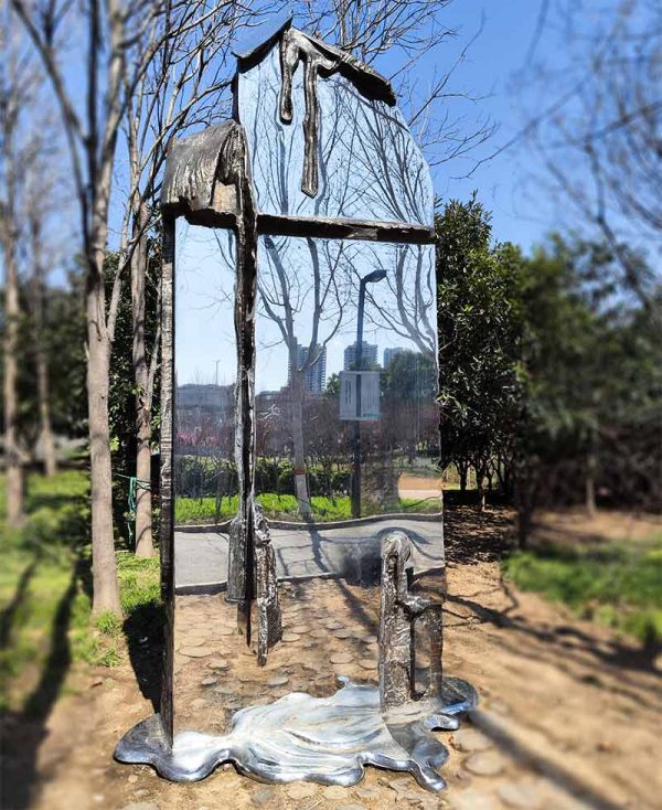 Mirror Mountain and Quiet Water: Stainless Steel Sculptures Showing the Integration of Mountains and Waters, and the Harmonious