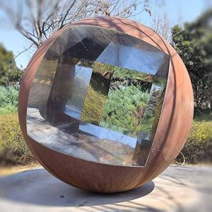 The spherical sculpture made of stainless steel and weathering steel contains the theme of "nature and infinity"