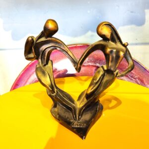 Bronze figure statue couple holding hands heart-shaped bronze sculpture
