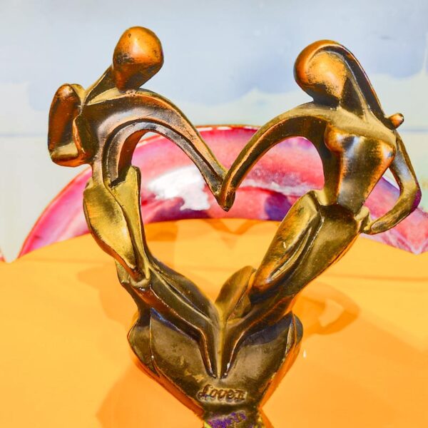 Bronze figure statue couple holding hands heart-shaped bronze sculpture