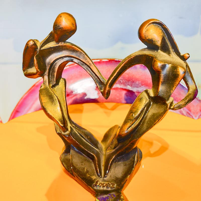 Bronze figure statue couple holding hands heart-shaped bronze sculpture