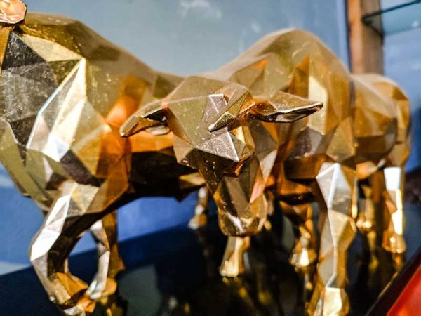 Geometric animal sculpture golden bronze bull sculpture