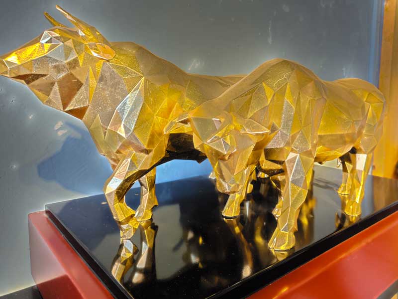 Geometric animal sculpture golden bronze bull sculpture