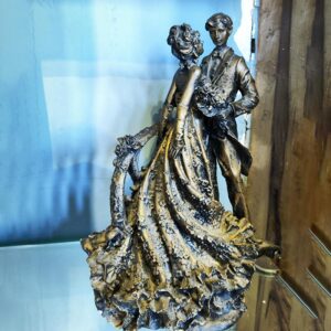 Xīnhūn fūfù zhǔtí qīngtóng diāosù xīnhūn àirén diāosù túpiàn guānjiàn zì shì: Zhè jiàn jīngměi de diāosù zuòpǐn “xīnhūn fūfù” shì wánměi de hūnlǐ zènglǐ, tā shēngdòng zhǎnxiànle wánměi bànlǚ guānxì zhōng ài de qìhé yǔ mólì. Cǎiyòng lěng zhù qīngtóng gōngyì jīngxīn dǎzào. Qǐng gēnjù diāosù de túpiàn hé guānjiàn zì, shēngchéng duìyìng de chǎnpǐn miáoshù wénzì hé gàishù wénzì. Yōuhuà hòu de miáoshù wénzì: Zhè kuǎn jīngměi de lěng zhù qīngtóng hūnlǐ diāosù yǐ shuāngrén hùdòng zàoxíng yìshù wèi héxīn shèjì lǐniàn, wánměi chéngxiànle liànrén jiān de tiánmì hùdòng. Diāosù cǎiyòng gāo pǐnzhí lěng zhù qīngtóng cáizhì, jì bǎoliúle chuántǒng qīngtóng diāosù gǔpú diǎnyǎ de zhìgǎn, yòu tōngguò xiàndài gōngyì jiàngdīle zhìzuò chéngběn, shì xìngjiàbǐ jí gāo de yìshù shōucáng pǐn. Zài gōngyì xìjié shàng, wǒmen de diāosù dàshī tuánduì jīngxīn dǎzàole rénwù miànbù biǎoqíng hé zhītǐ dòngzuò, shǐ měi gè xìjié dōu xǔxǔrúshēng. Tèbié zhídé yī tí de shì, zhè kuǎn diāosù zhīchí gèxìng huà dìngzhì jìniàn míngwén diāokè fúwù, xīnrén kěyǐ jiāng àiqíng shìyán, zhòngyào rìqí huò zhuān zhǔ wénzì yǒngjiǔ juānkè qí shàng, dǎzào dúyīwú'èr de yǒnghéng àiqíng xìnwù. Wèi quèbǎo diāosù lìjiǔ mí xīn, wǒmen tèbié cǎiyòngle bówùguǎn jí biǎomiàn kàng yǎnghuà chǔlǐ jìshù, yǒuxiào fángzhǐ yǎnghuà biànsè, ràng nín de àiqíng xìnwù nénggòu chángjiǔ bǎochí liànglì sèzé hé wánměi zhìgǎn. Wúlùn shì zuòwéi jiājū zhuāngshì de yìshù pǐn, háishì zuòwéi jiéhūn jìniàn rì, zhōunián qìng děng tèshū chǎnghé de zhēnguì lǐwù, zhè kuǎn lěng zhù qīngtóng hūnlǐ diāosù dōu shì chuándì yǒnghéng ài yì de wánměi xuǎnzé. Yōuhuà hòu de gàishù wénzì: Gāo pǐnzhí lěng zhù qīngtóng hūnlǐ diāosù, zhǎnxiàn làngmàn shuāngrén hùdòng zàoxíng yìshù, zhīchí gèxìng huà jìniàn míngwén dìngzhì, cǎiyòng bówùguǎn jí kàng yǎnghuà chǔlǐ jìshù, dǎzào yǒnghéng àiqíng xìnwù, shì wánměi de hūnlǐ jìniànpǐn hé jiājū zhuāngshì yìshù pǐn. Chǎnpǐn cáizhì: Qīngtóng zhǔtí: Qīngtóng diāosù, rénwù diāosù, jǐngguān diāosù chǎnpǐn chǐcùn: Dìngzhì yìngyòng chǎngjǐng: Jiājū zhuāngshì, lǐwù 616 / 5,000 Newlywed Couple Themed Bronze Sculpture